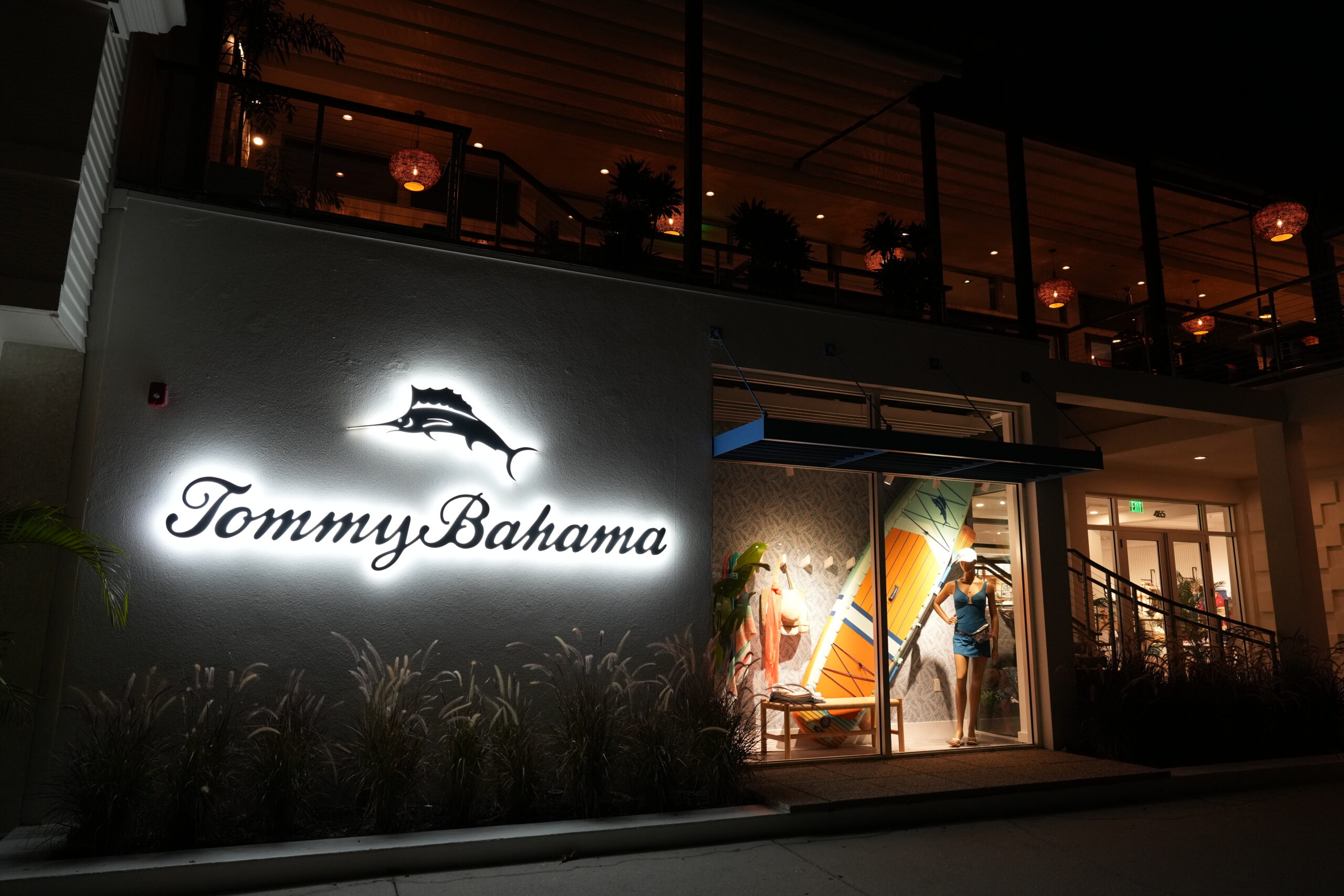 Exterior view of the dual-level Tommy Bahama retail and restaurant commercial buildout in St. Armands Circle, completed by Holliday Group.